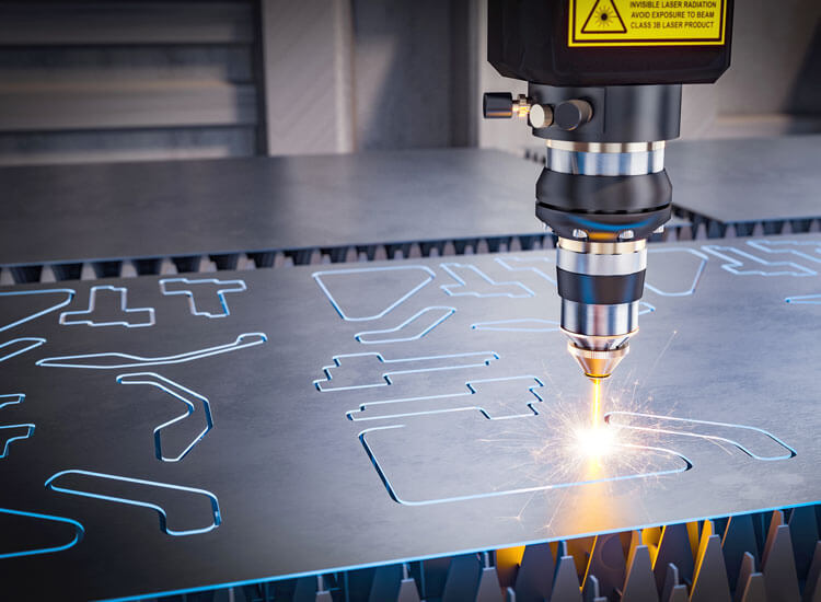 Kopf eines Lasercutters schneidet eine Metallplatte.