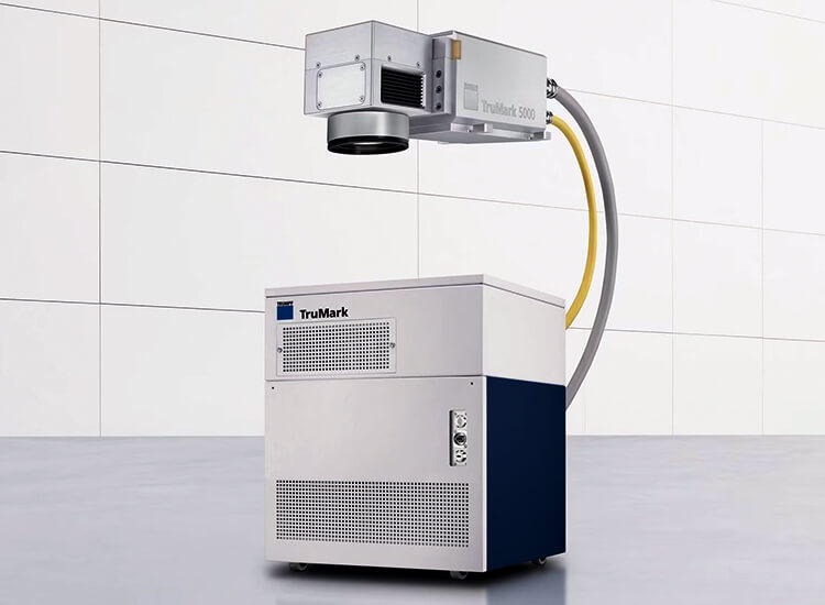 Graviermaschine TruMark 5000 auf grauem Boden.