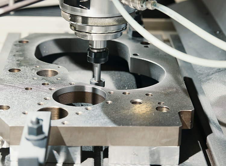 CNC Maschine bei Oberflächenbearbeitung eines Werkstückes.