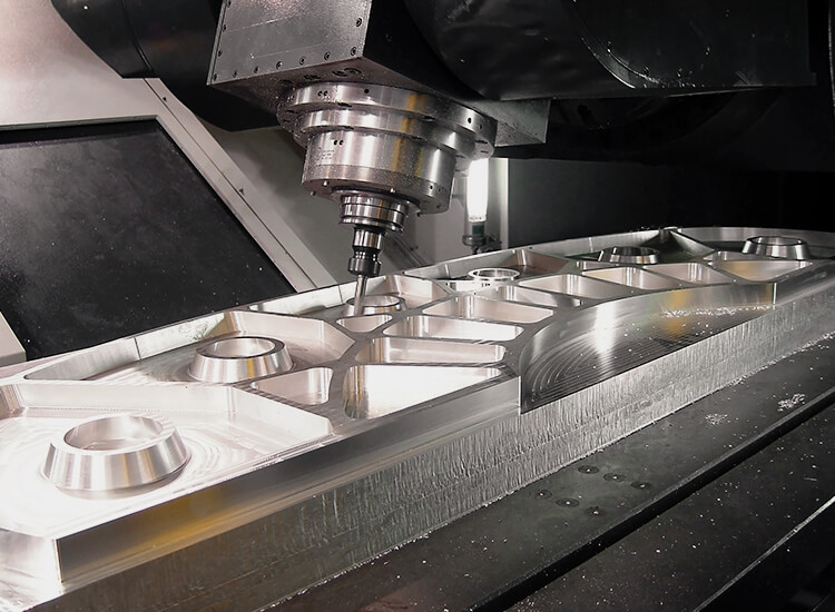 CNC Fräse fertigt einen Vorrichtungsbau.