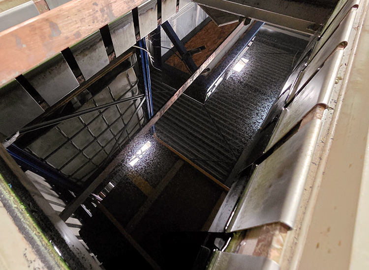 Elektropolieranlage: Großes Elektrolytbecken mit Metallplatten.